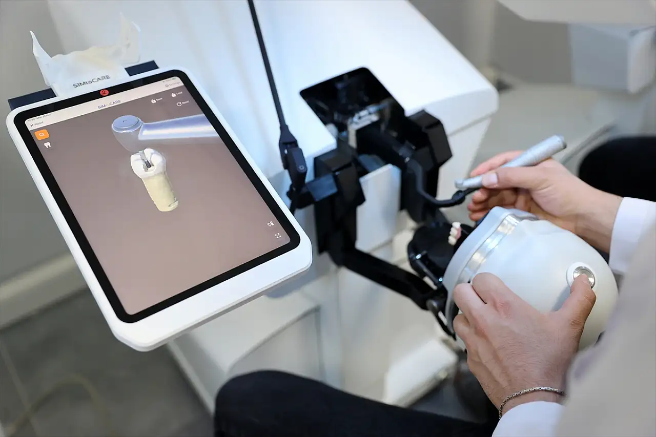 Konya'da diş hekimleri 'sanal hastalarla' gerçeğe hazırlanıyor