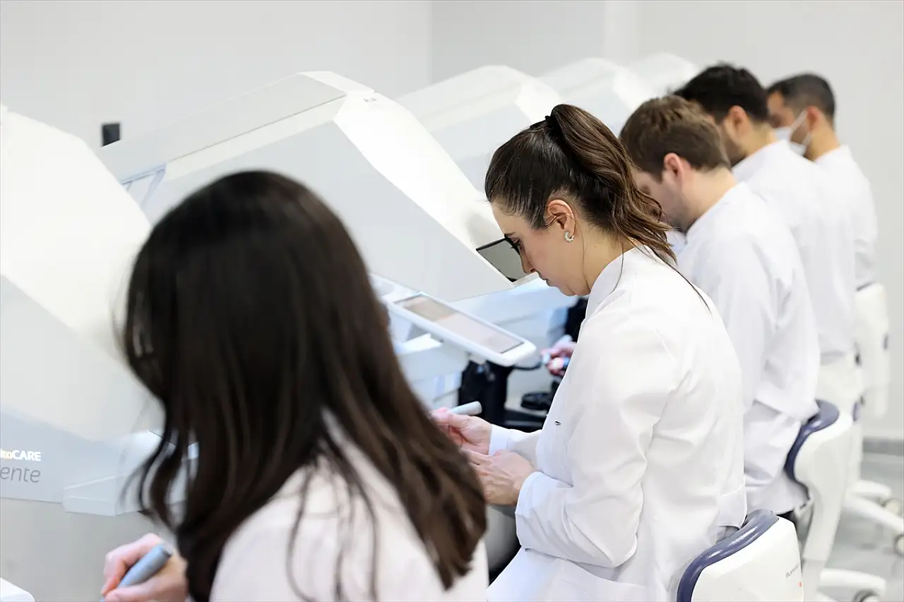 Konya'da diş hekimleri 'sanal hastalarla' gerçeğe hazırlanıyor