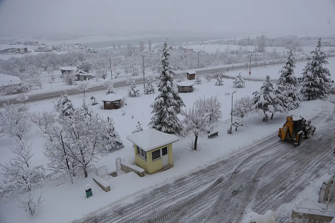Konya'nın o ilçesinde kar kalınlığı 50 santimetreye ulaştı