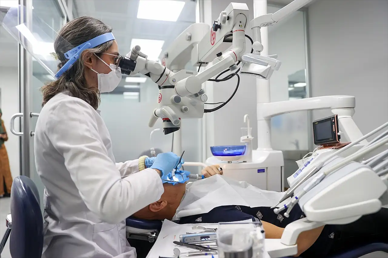 NEÜ'de mikroskop destekli tedavi: Dişlerin ömrü uzuyor!