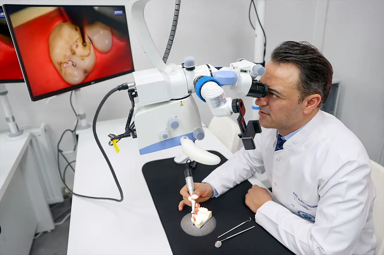 NEÜ'de mikroskop destekli tedavi: Dişlerin ömrü uzuyor!