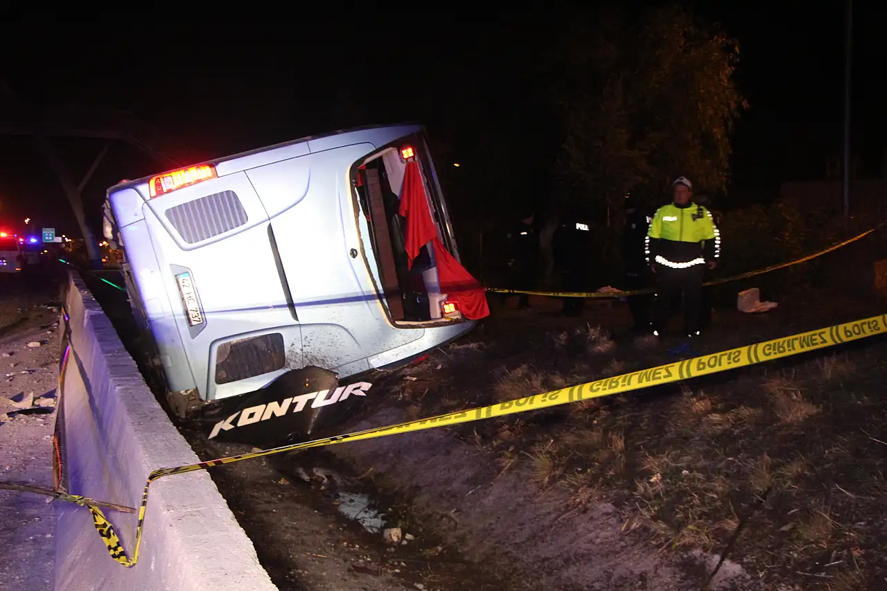 Konya yolunda korkutan kaza: Otobüs devrildi 8 yaralı!