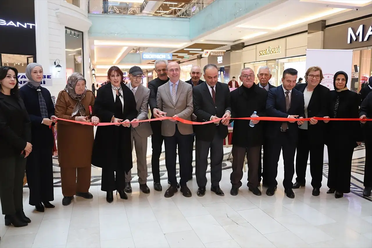 Konya'da huzurevi sakinlerinin el emekleri sergiye dönüştü