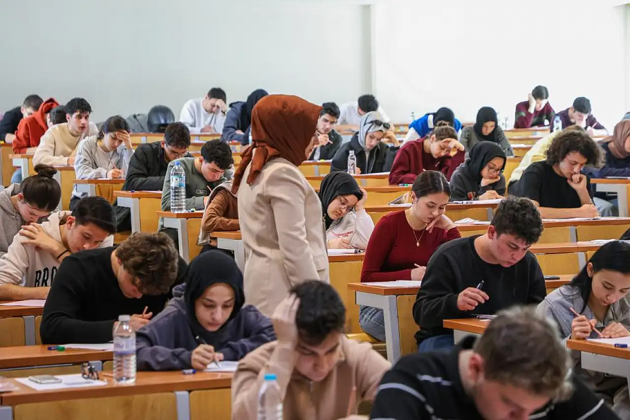 Konya'da TYT provası: 5 bin aday Karatay'da ter döktü!