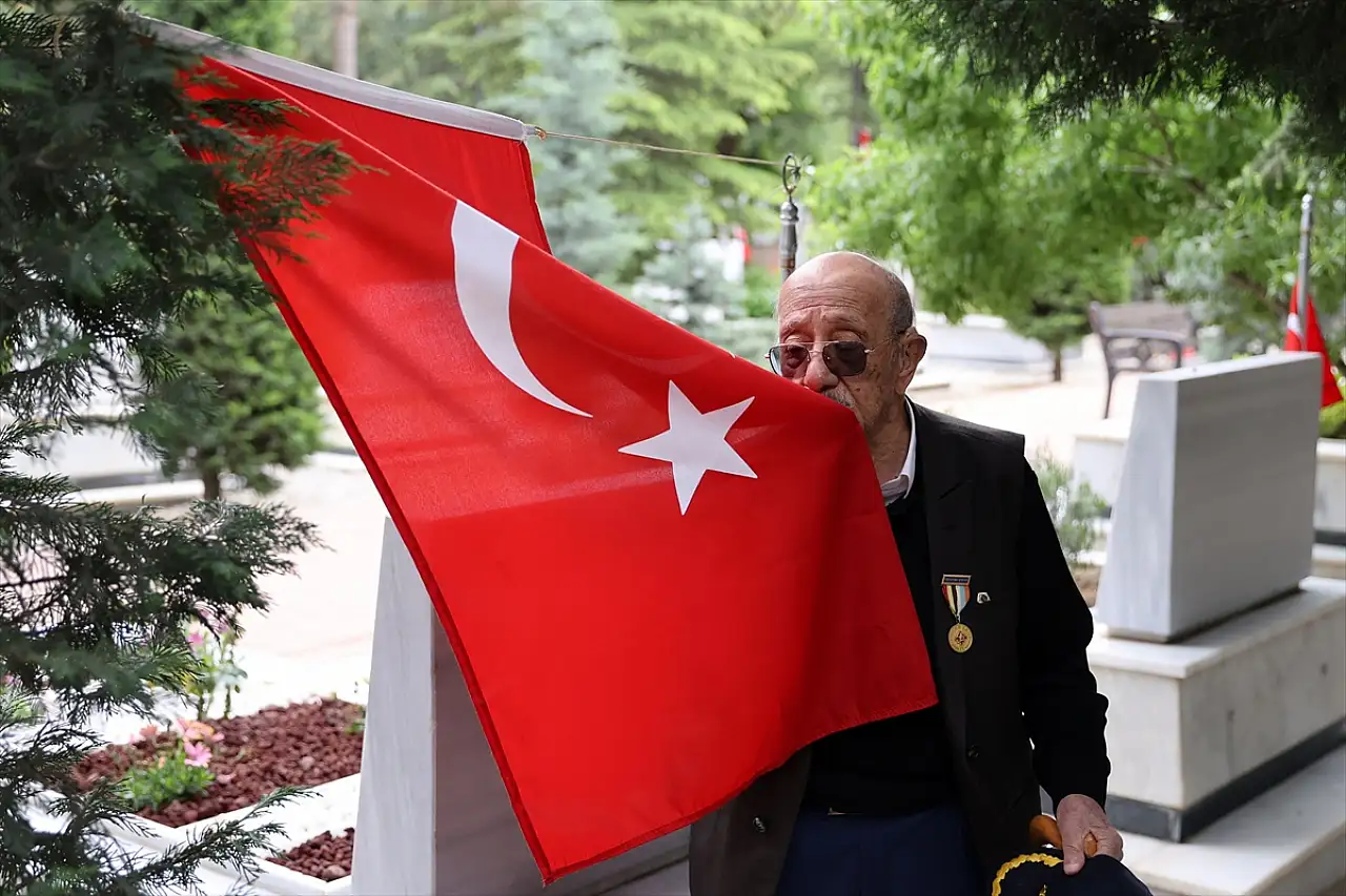 Babasından kalan o mirası göğsünde taşıyor! Tren kazanına sandalye atarak gittikleri savaşı böyle anlattı...