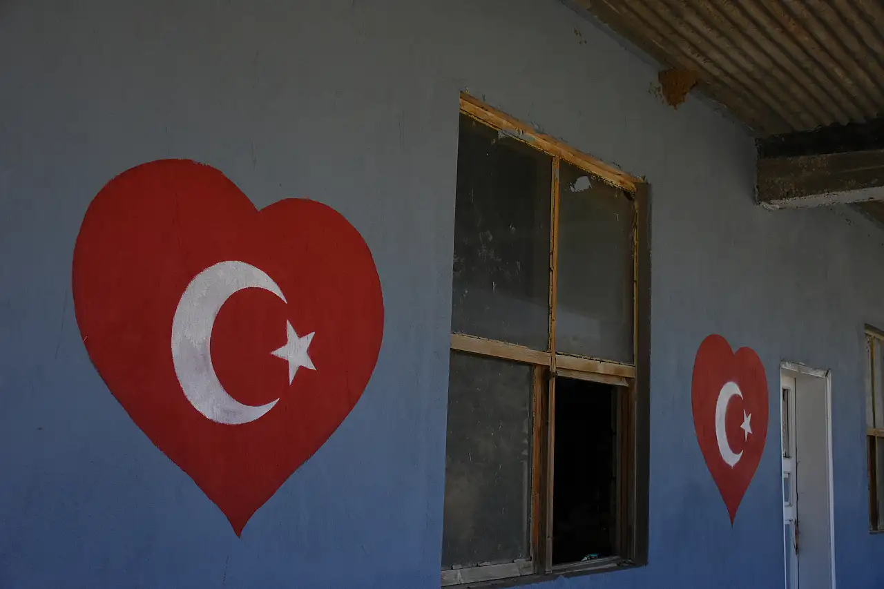 Böyle muhtar baş tacı edilir! Konya'daki mahalle duvarlarını ay yıldızla donattı
