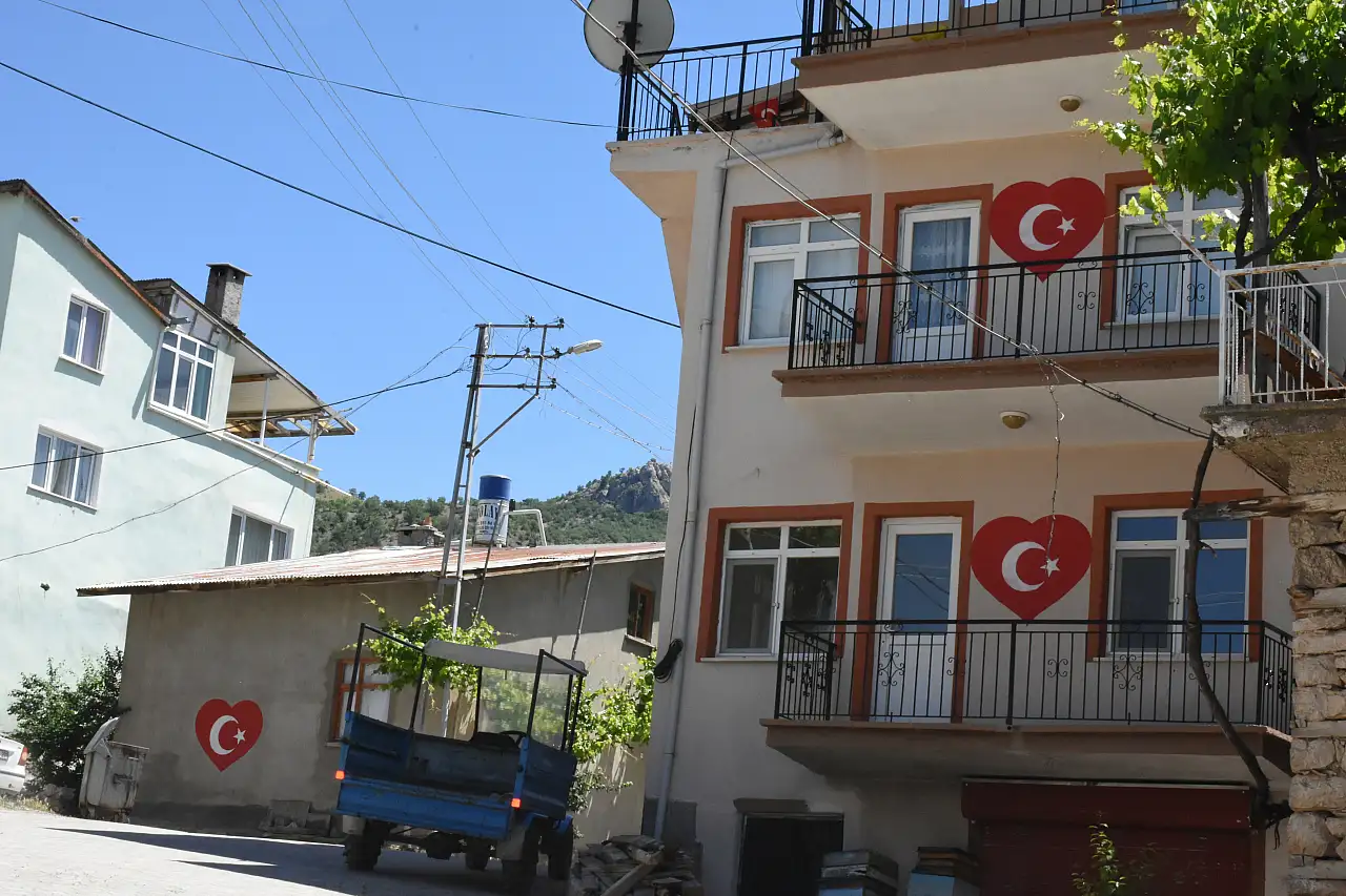 Böyle muhtar baş tacı edilir! Konya'daki mahalle duvarlarını ay yıldızla donattı