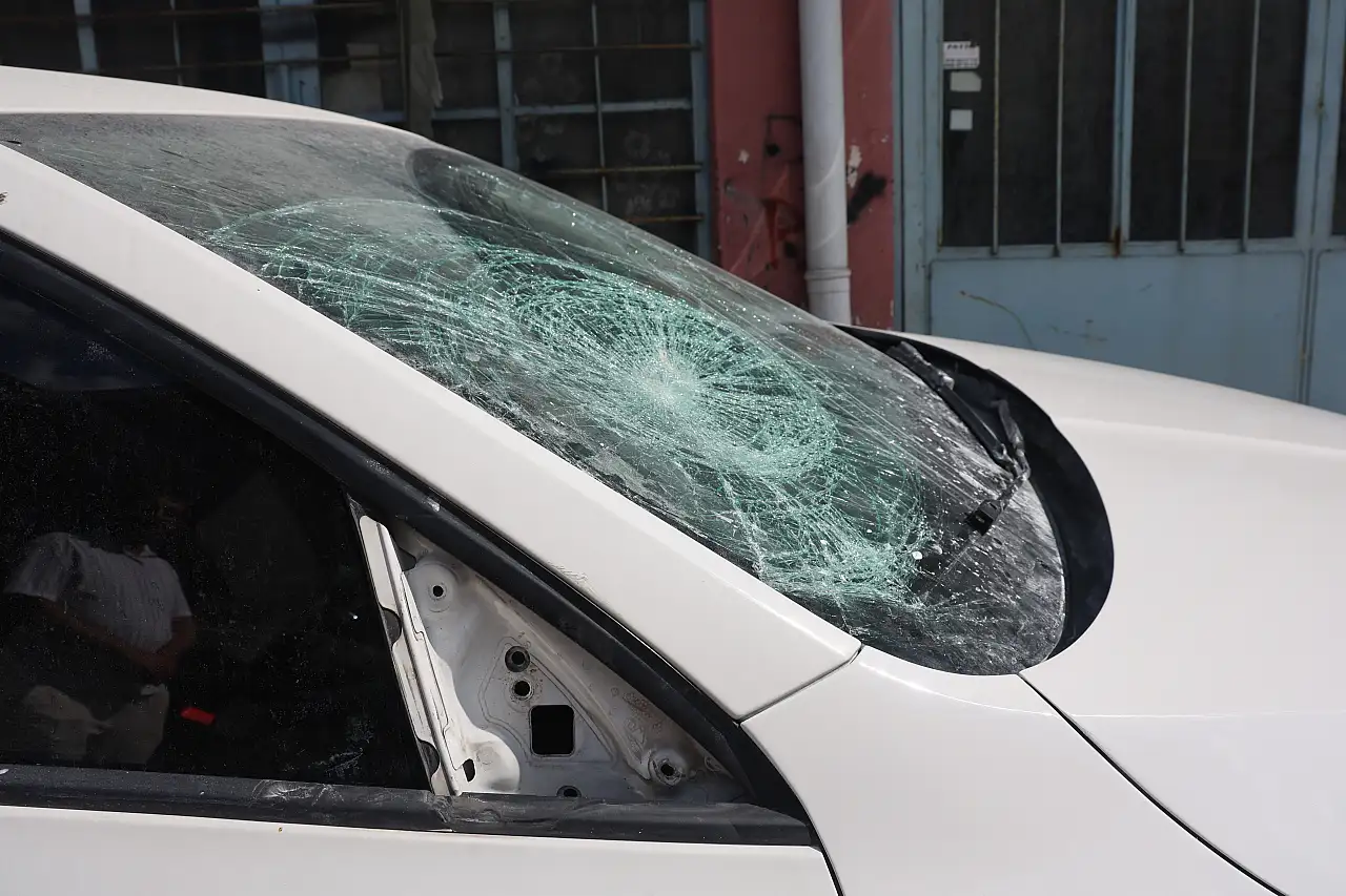 Konya'da maganda komşuyu gizli kamera yakaladı: Milyonluk aracı parçaladı!