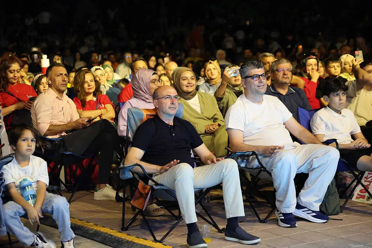Selçuklu'da 2000'ler rüzgârı: Sanat Akademisi'nden nostalji dolu konser
