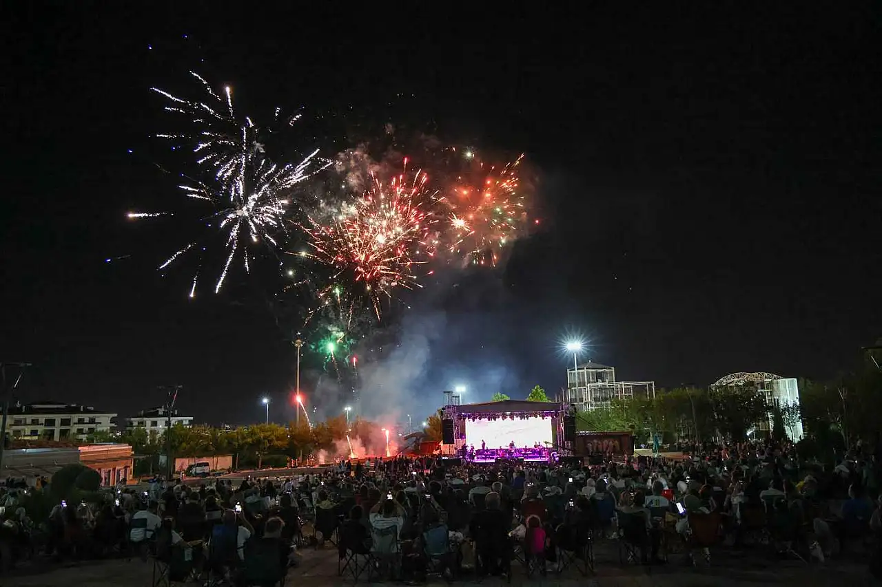 Selçuklu'da 2000'ler rüzgârı: Sanat Akademisi'nden nostalji dolu konser