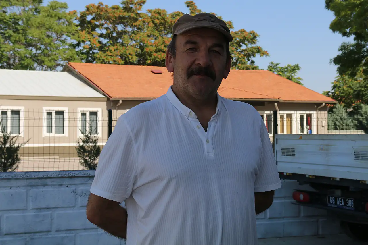 Flamingolardan inanılmaz dayanışma: Binlerce yavruya birkaç yetişkin bakıyor!