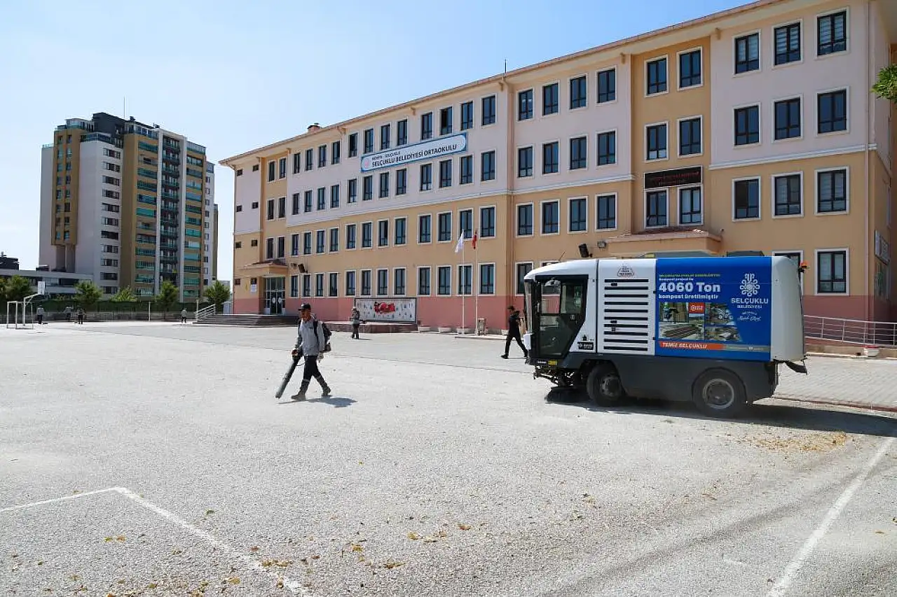 Selçuklu'da okullar yeni eğitim yılı için temizleniyor