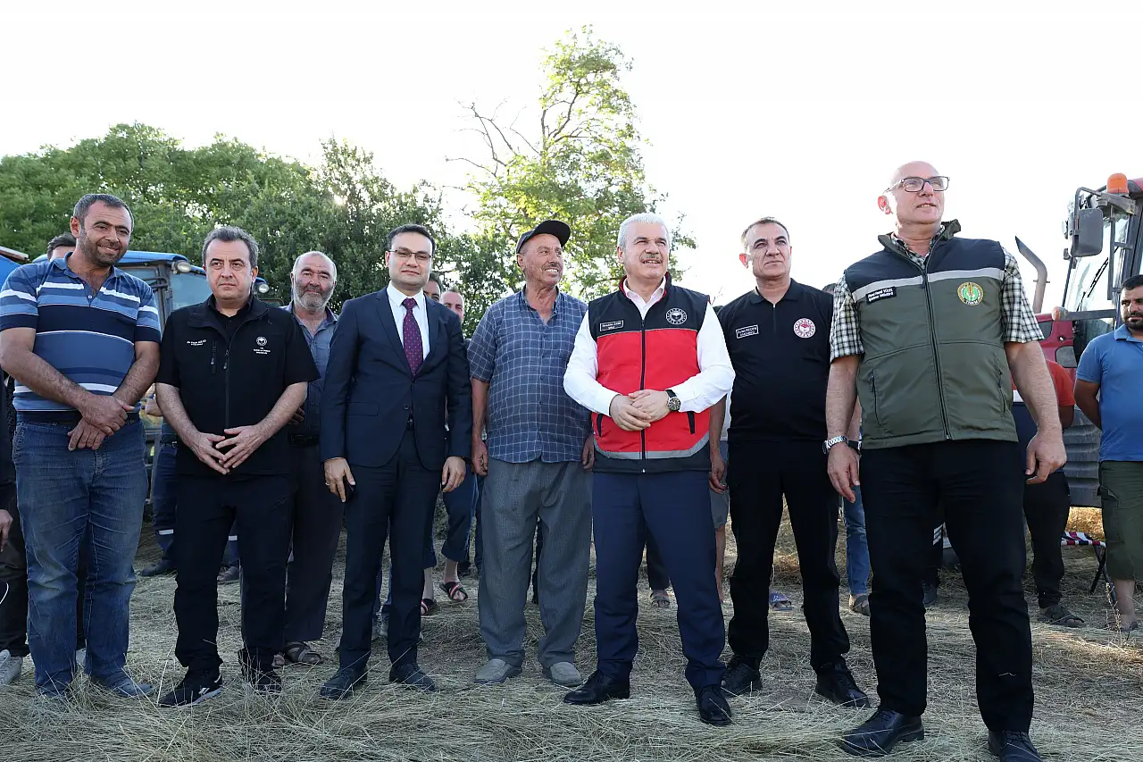 Konya Valisi Akın, tarlada direksiyon başına geçti!
