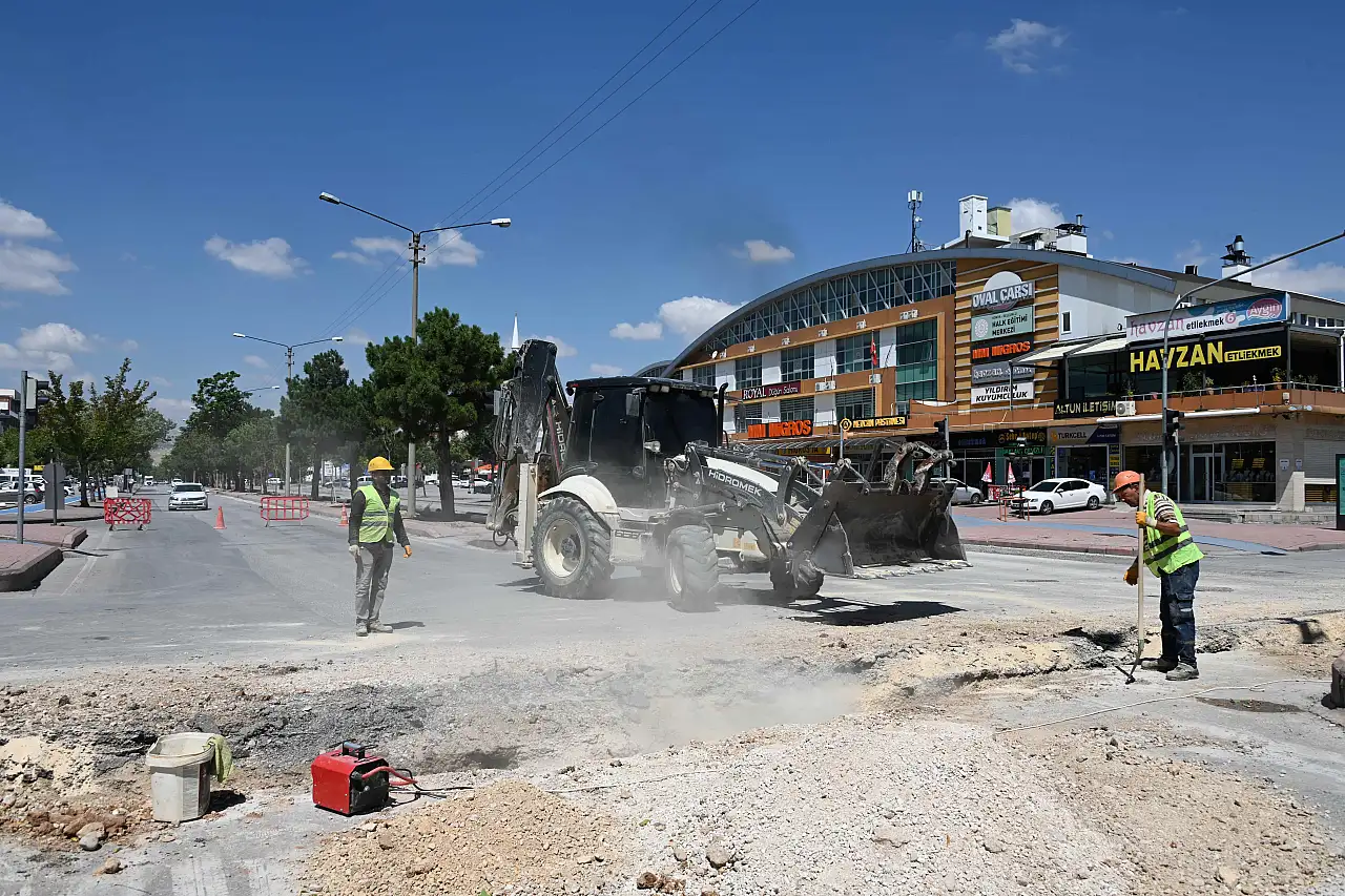 Konya'nın işlek caddesinde içme suyu ve tatlı su hatları yenileniyor