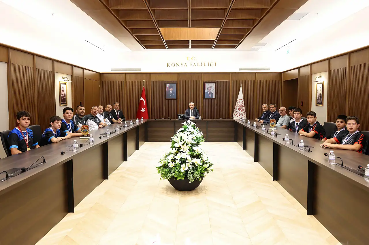 Vali Akın, Konya'nın şampiyon güreşçileriyle buluştu