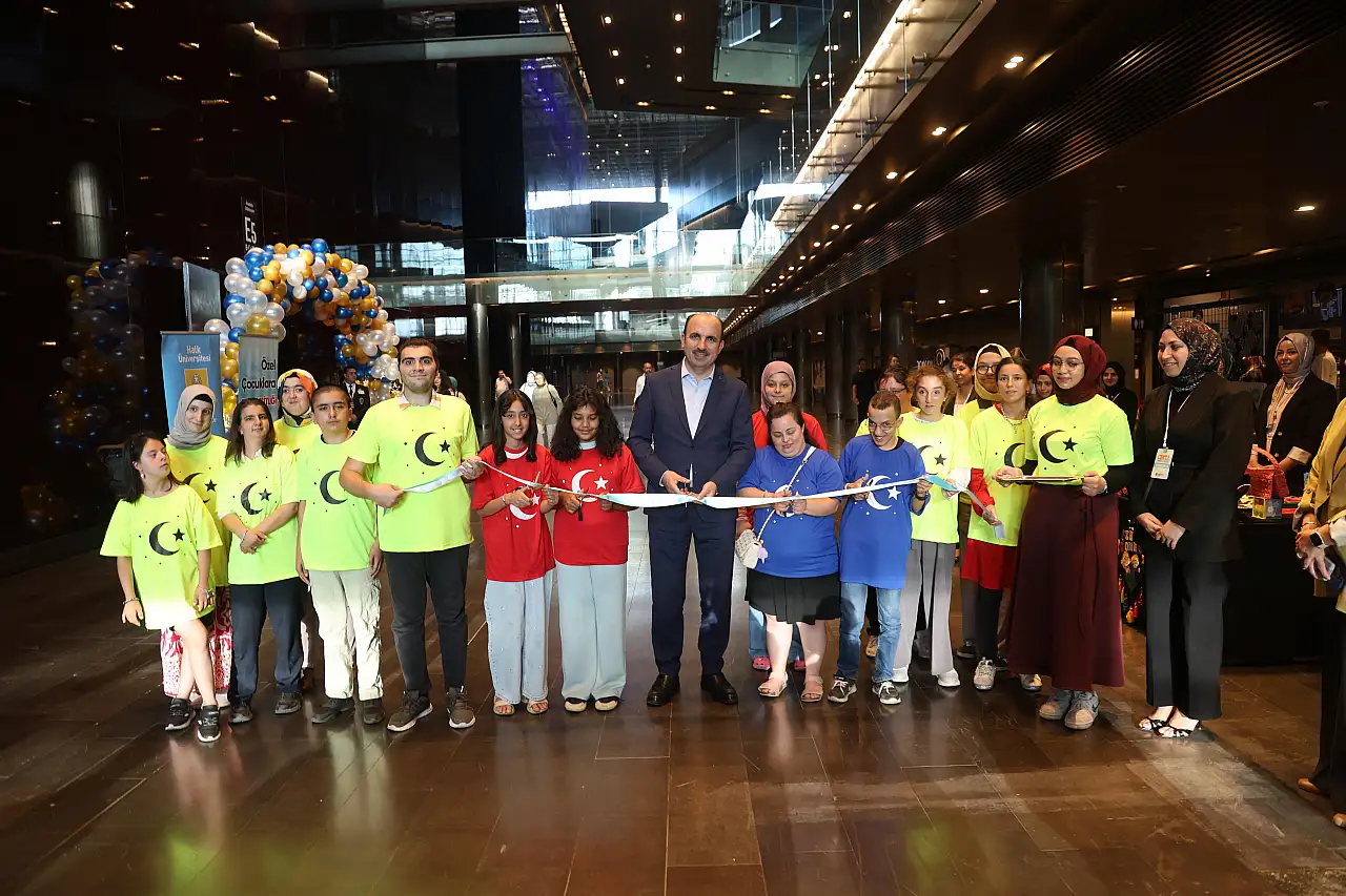 Başkan Altay, En Özel KOMEK'li öğrencilerin ve ailelerinin heyecanına ortak oldu