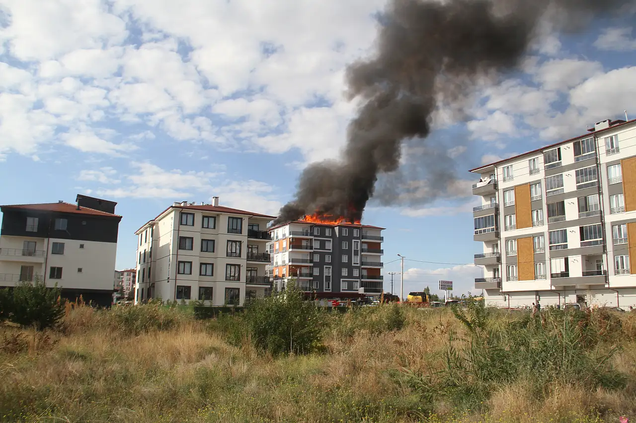 Konya'da binanın çatısında feci yangın! Usta alevlerin ortasında kaldı!