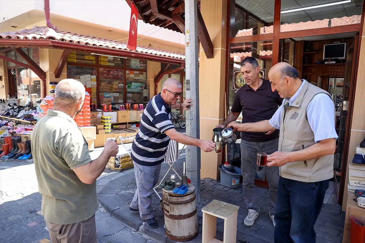 Konya'daki bu çarşıda merakın bedeli bir bardak çay!