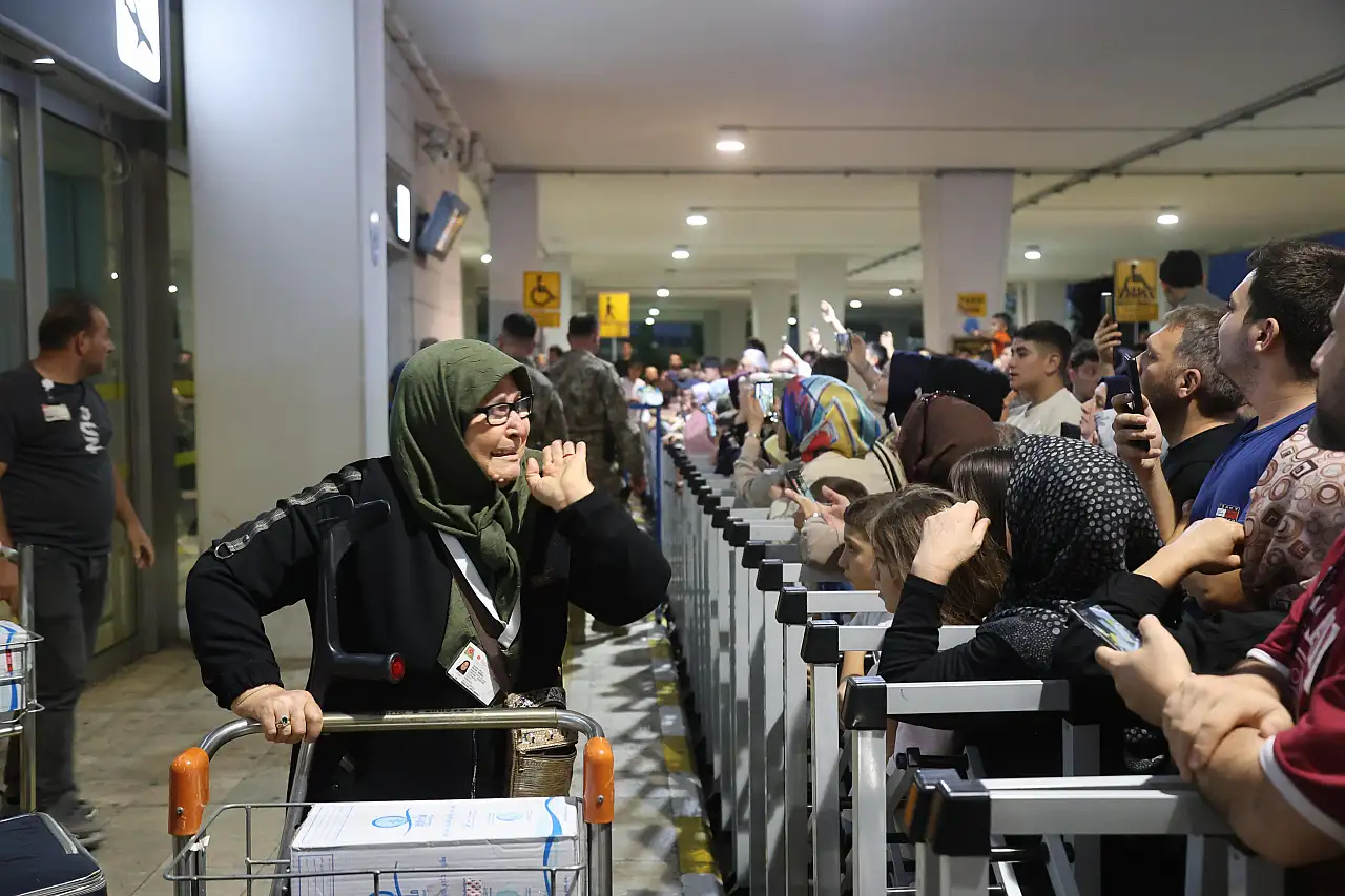 Vefa Umresi'nin ilk kafilesi döndü! Başkan Altay havaalanında karşıladı