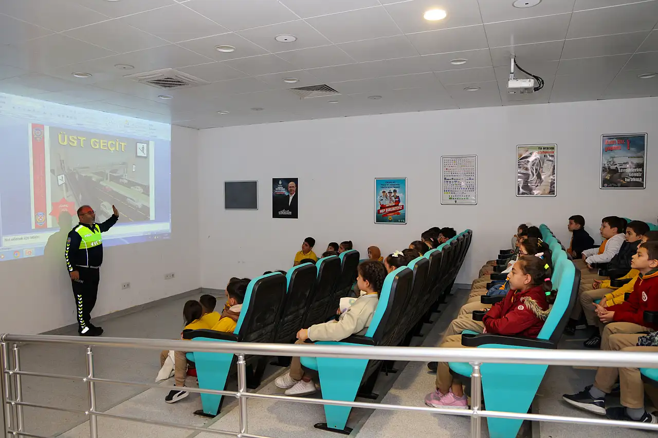 Konya'da çocuklar trafik kurallarını uygulamalı öğreniyor