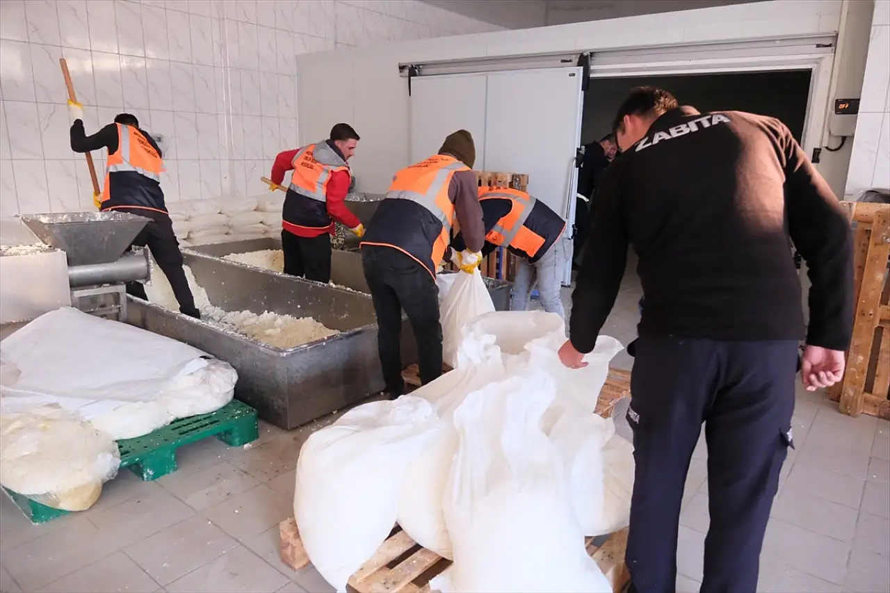 Konya'da kaçak imalathaneye şok baskın: Peynir değil sanayi atığı...