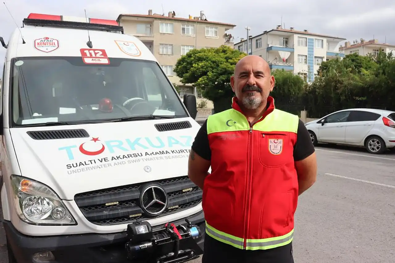 Su altındaki tarihe daldı! Mezarların başında dua bile etti