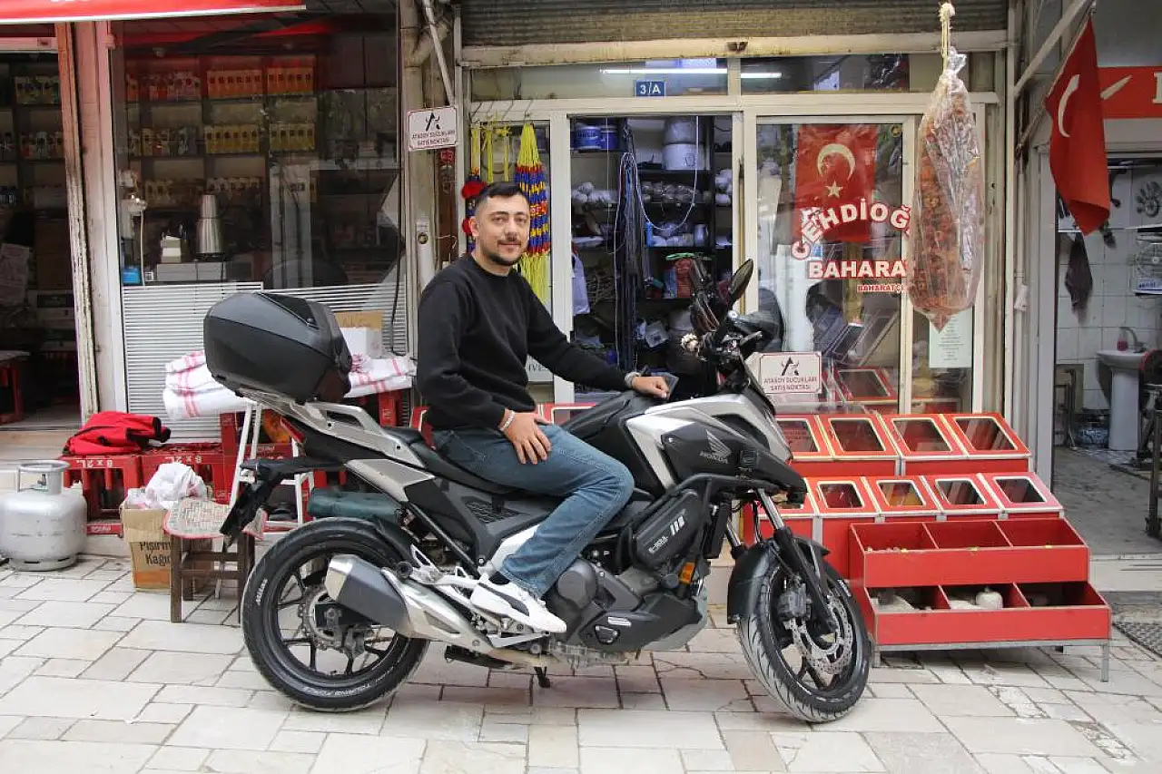 Motosikletiyle umreye gitti! Türk olduğunu söyleyince olanlar oldu