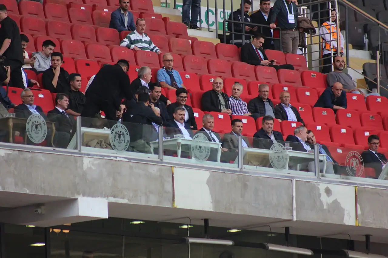İçişleri Bakanı Mustafa Çiftçi, Konyaspor-Başakşehir maçını tribünden takip ediyor!