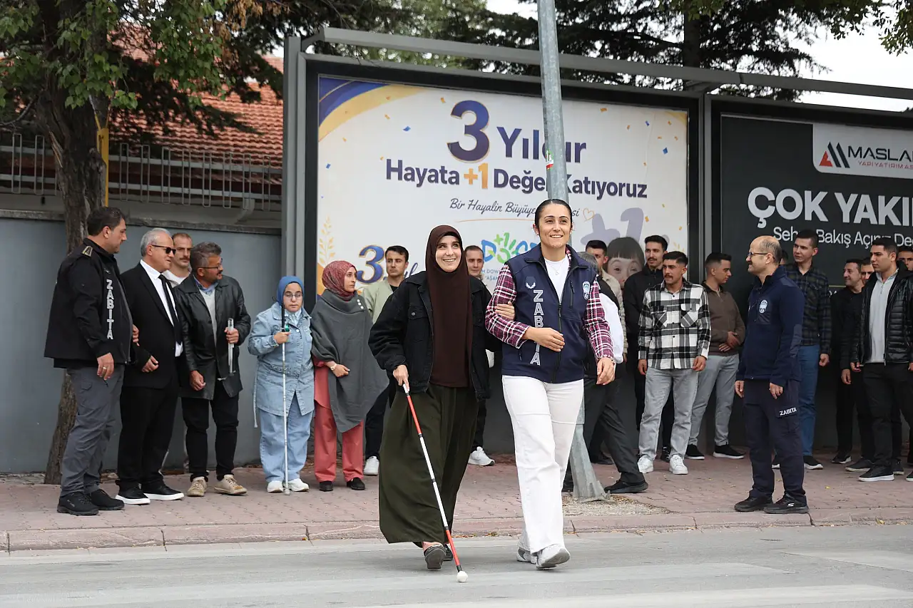 Konya'da örnek uygulama! Zabıta personeli görme engelliler için sahaya çıktı