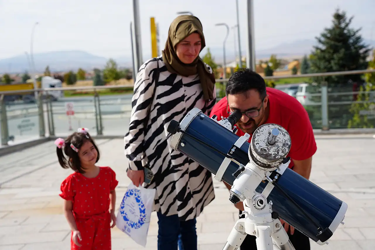 Konya'da bilim rüzgarı esti! Miniklerden yetişkinlere herkes bu şenlikte buluştu