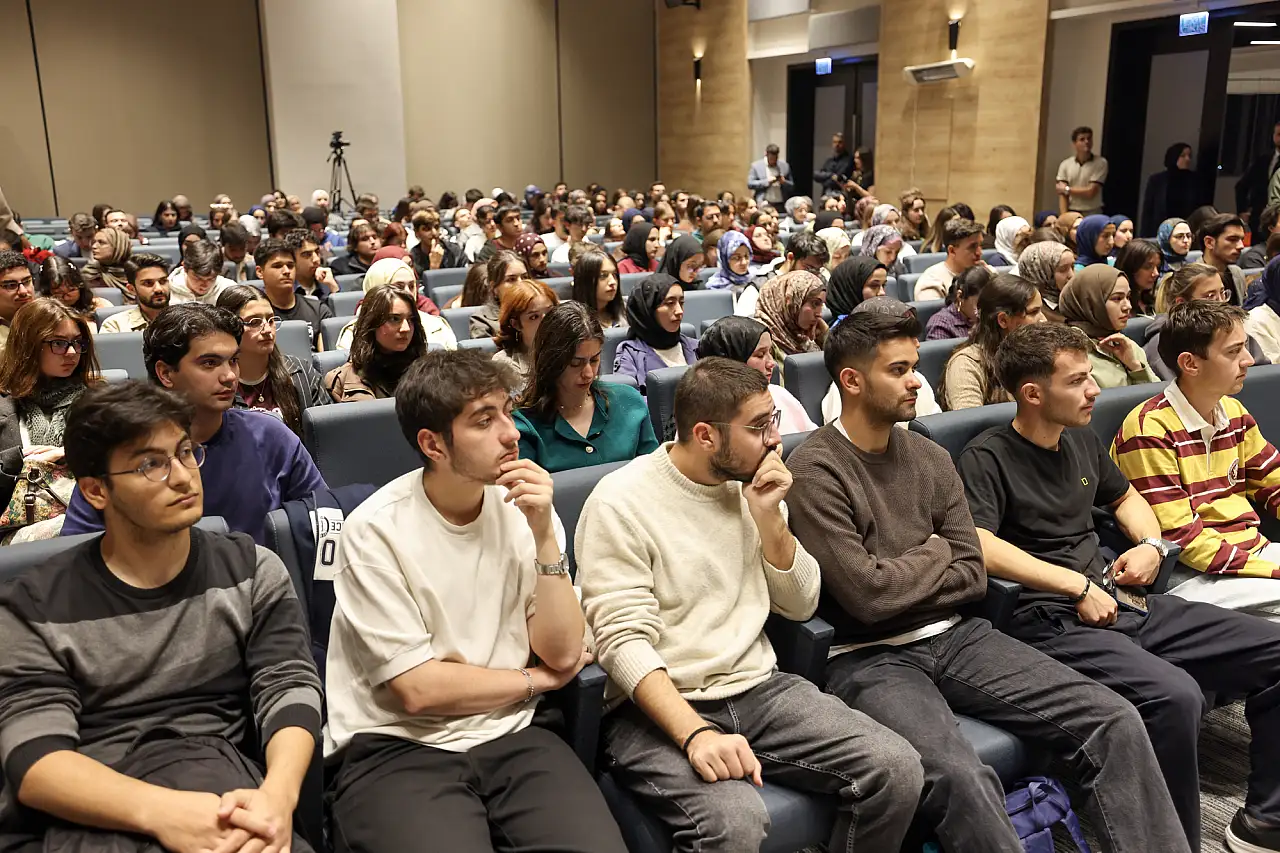 Başkan Pekyatırmacı'dan gençlere övgü: 'Geleceğin inşası gençlikle mümkün'