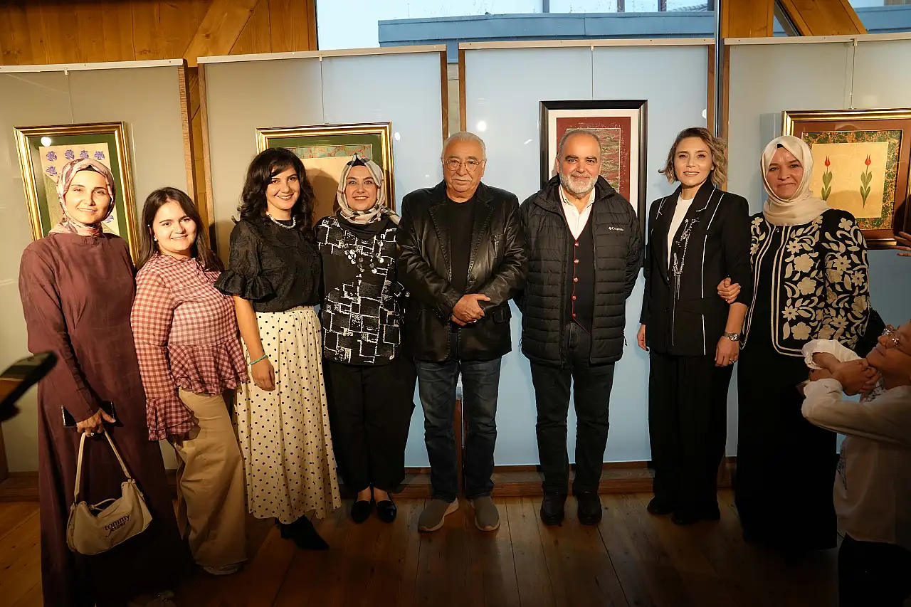 Konya'da geleneksel sanat rüzgarı! Ebru eserleri görücüye çıktı