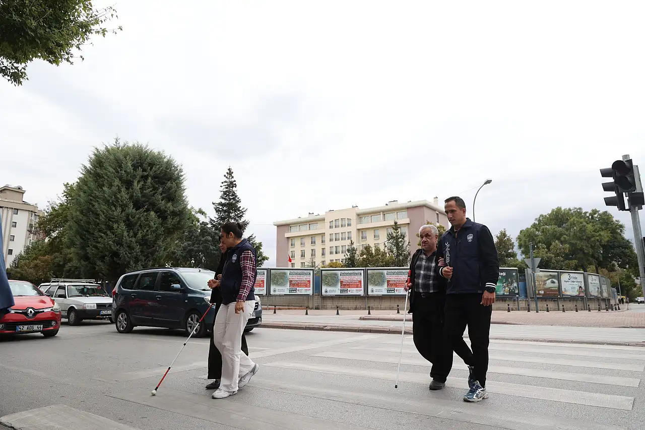 Konya'da örnek uygulama! Zabıta personeli görme engelliler için sahaya çıktı