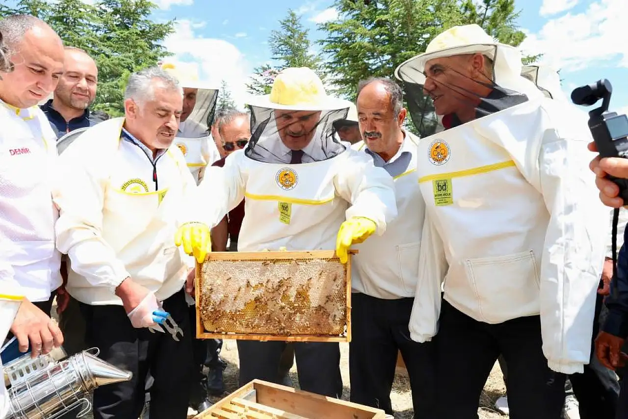 Konya'da tam 900 ton üretildi! Vali Akın, kovanın başına geçti