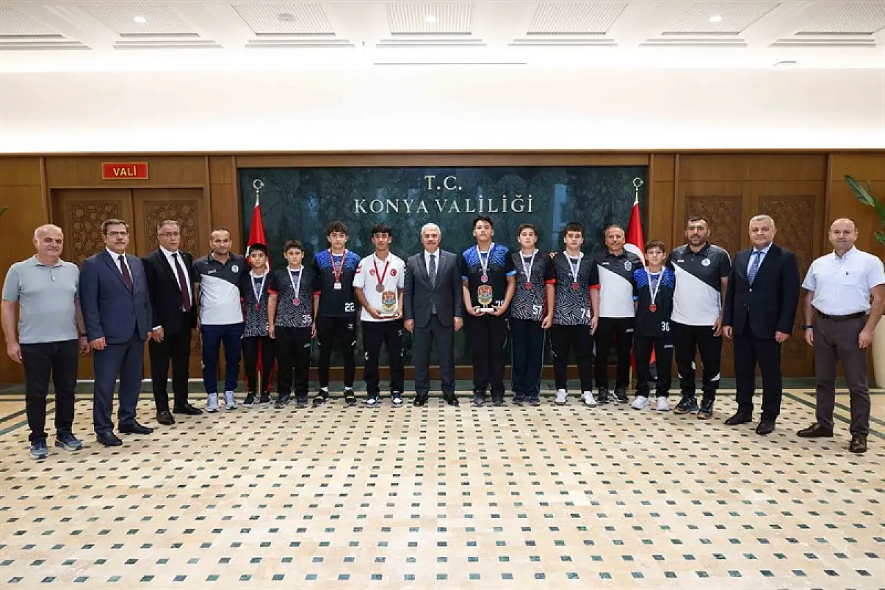 Vali Akın, Konya'nın şampiyon güreşçileriyle buluştu