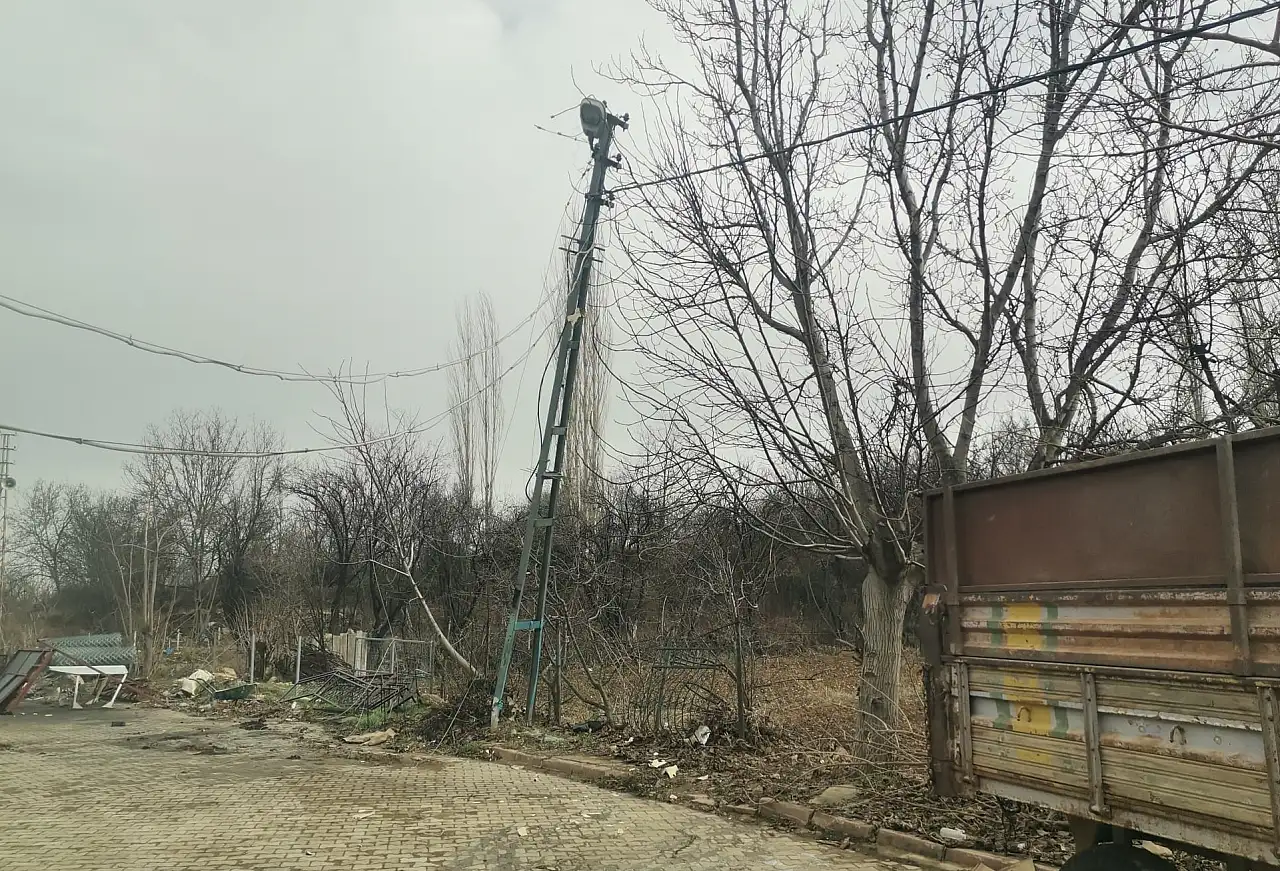 Konya'yı fırtına vurdu! Çatılar uçtu, tır devrildi!