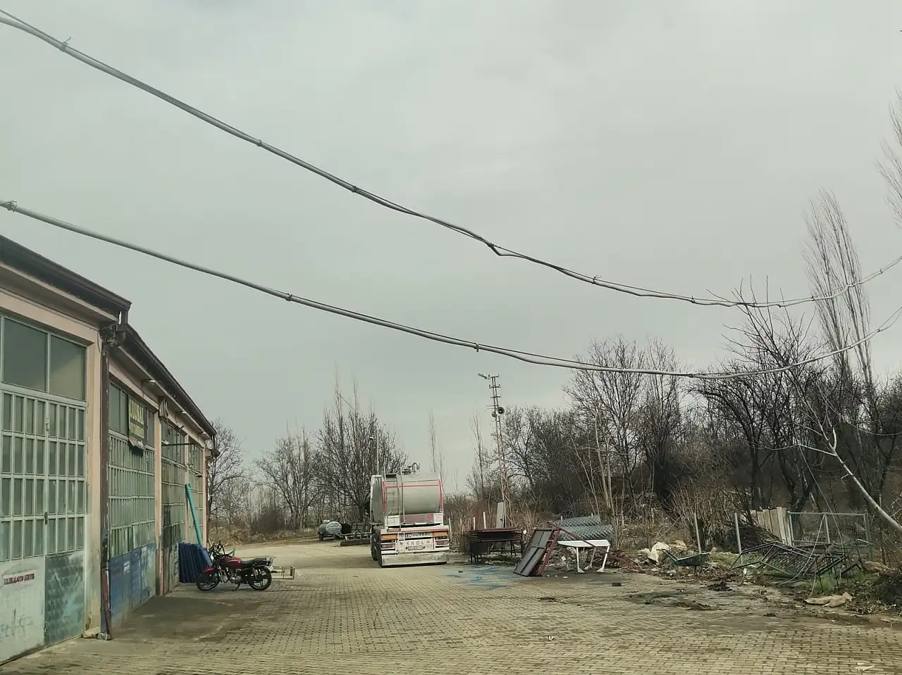 Konya'yı fırtına vurdu! Çatılar uçtu, tır devrildi!