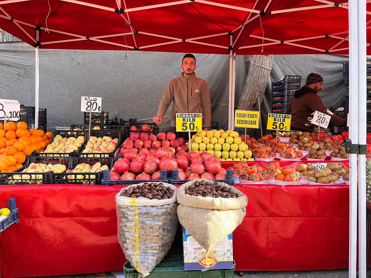 Pazarın En 'Sıcak' Misafiri: Önünden Geçen İki Kere Düşünüyor!