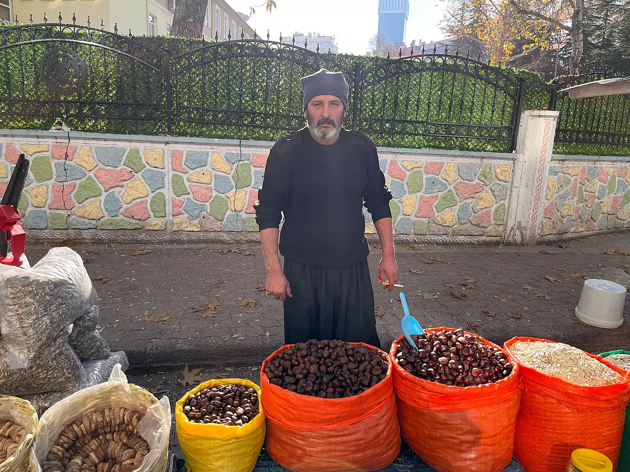 Pazarın En 'Sıcak' Misafiri: Önünden Geçen İki Kere Düşünüyor!