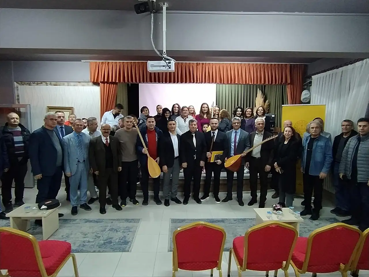 Konya Öğretmen Akademileri projesinde bağlama çeşitleri tanıtıldı