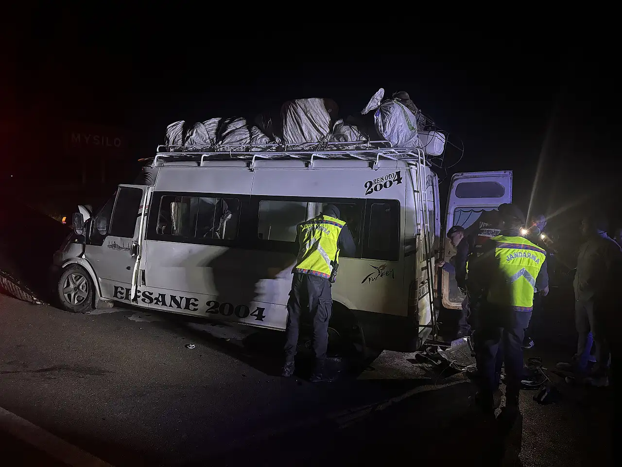 Konya yolunda can pazarı! İşçi minibüsü ve TIR çarpıştı, yol savaş alanına döndü!