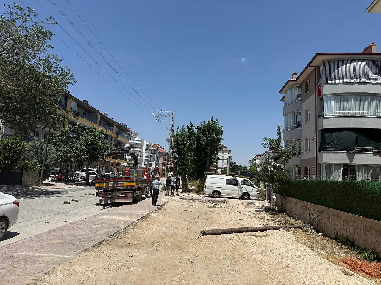 Konya'da vincin tellere takılmasıyla direkler kağıt gibi yıkıldı!