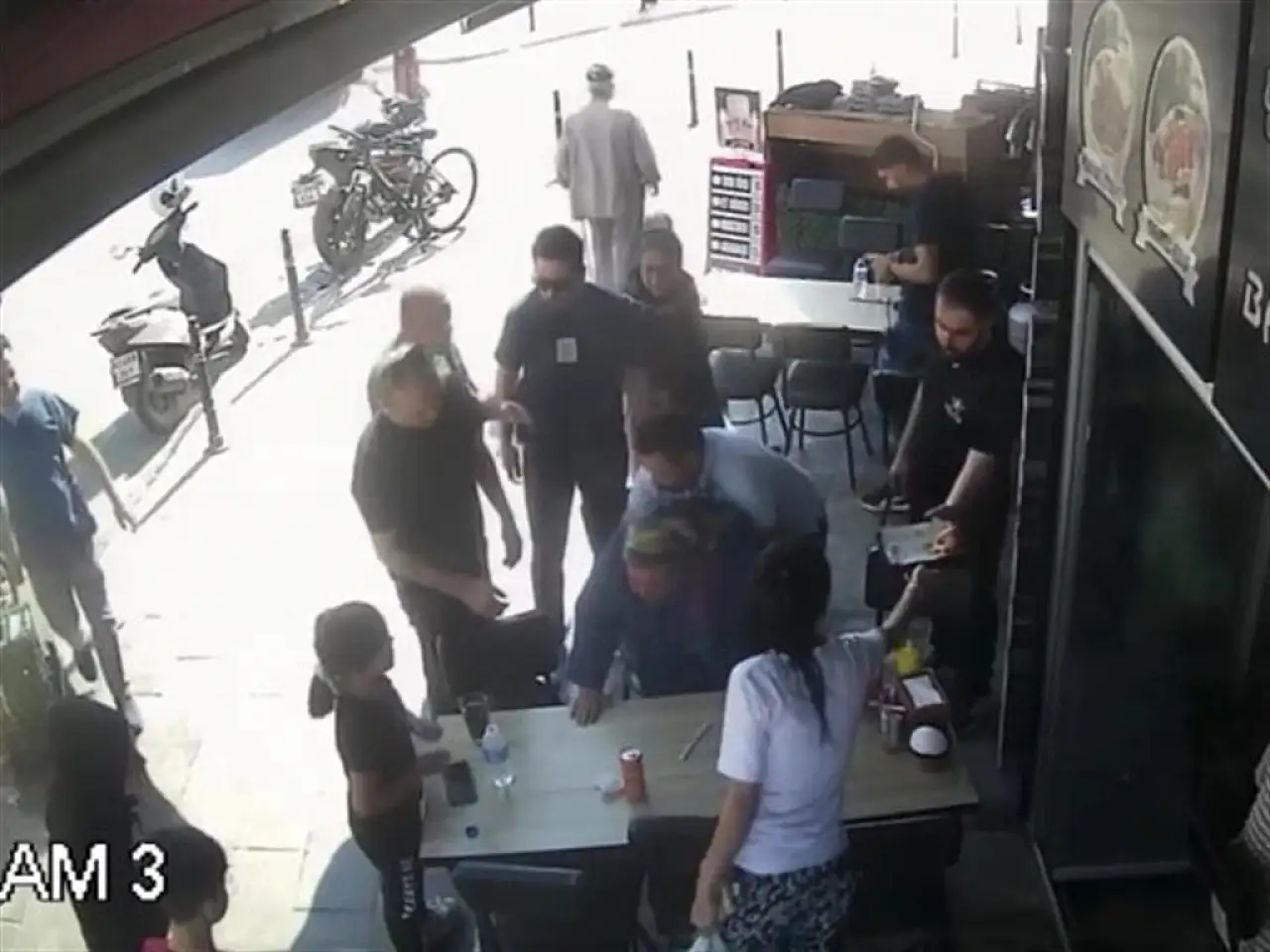 Konya'da dehşet anları kamerada! Boğazına yiyecek kaçan kadın böyle kurtarıldı