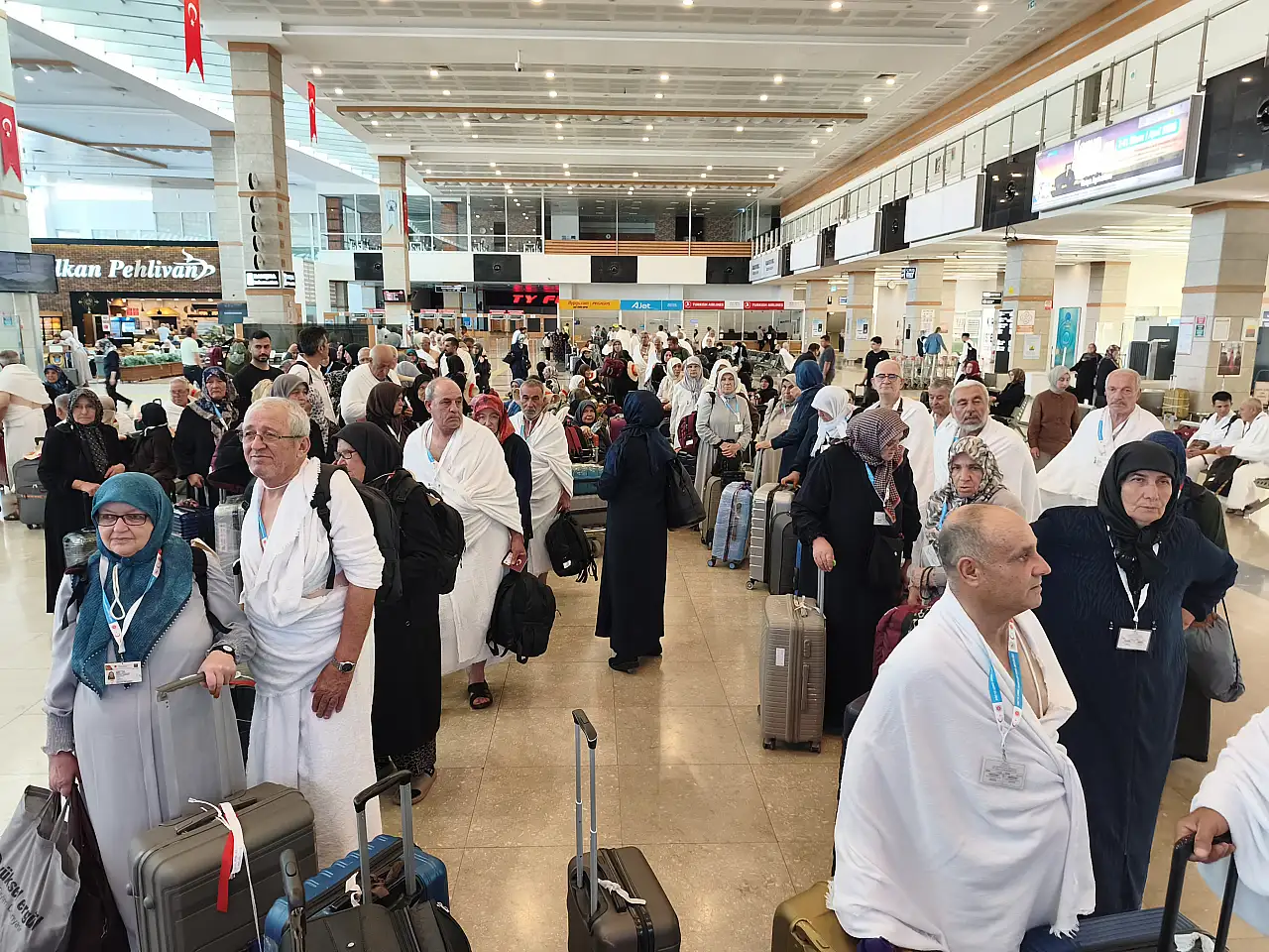 Konya'da, mübarek günde 'Vefa Umresi' yolcuları uğurlandı