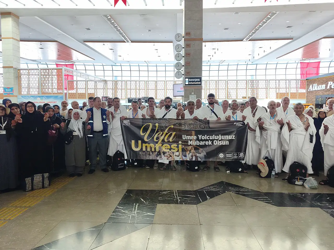 Konya'da, mübarek günde 'Vefa Umresi' yolcuları uğurlandı