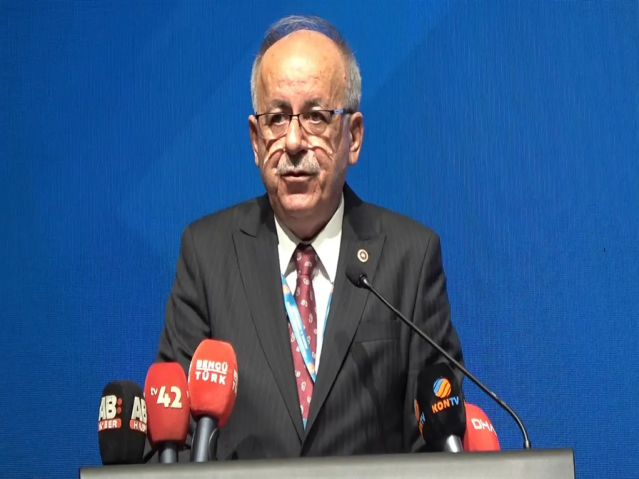 MHP Konya kongresine damga vuran görüntü! Gelinlik ve damatlıkla katıldılar
