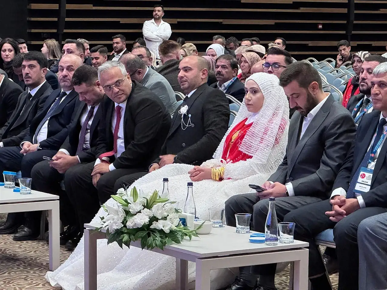 MHP Konya kongresine damga vuran görüntü! Gelinlik ve damatlıkla katıldılar