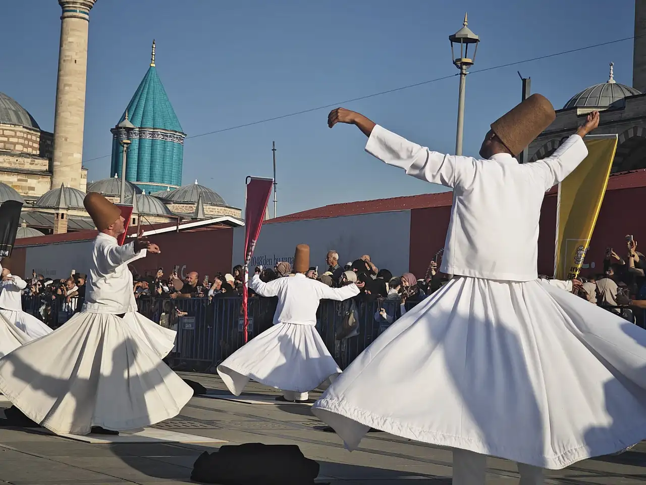 Konya'da mest eden görüntü! 99 semazen aynı anda döndü