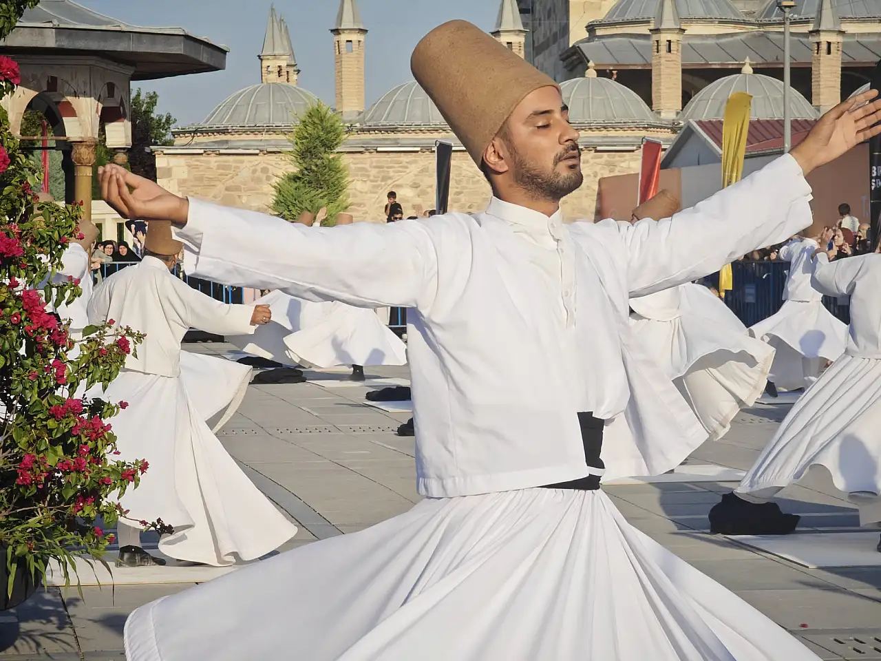 Konya'da mest eden görüntü! 99 semazen aynı anda döndü