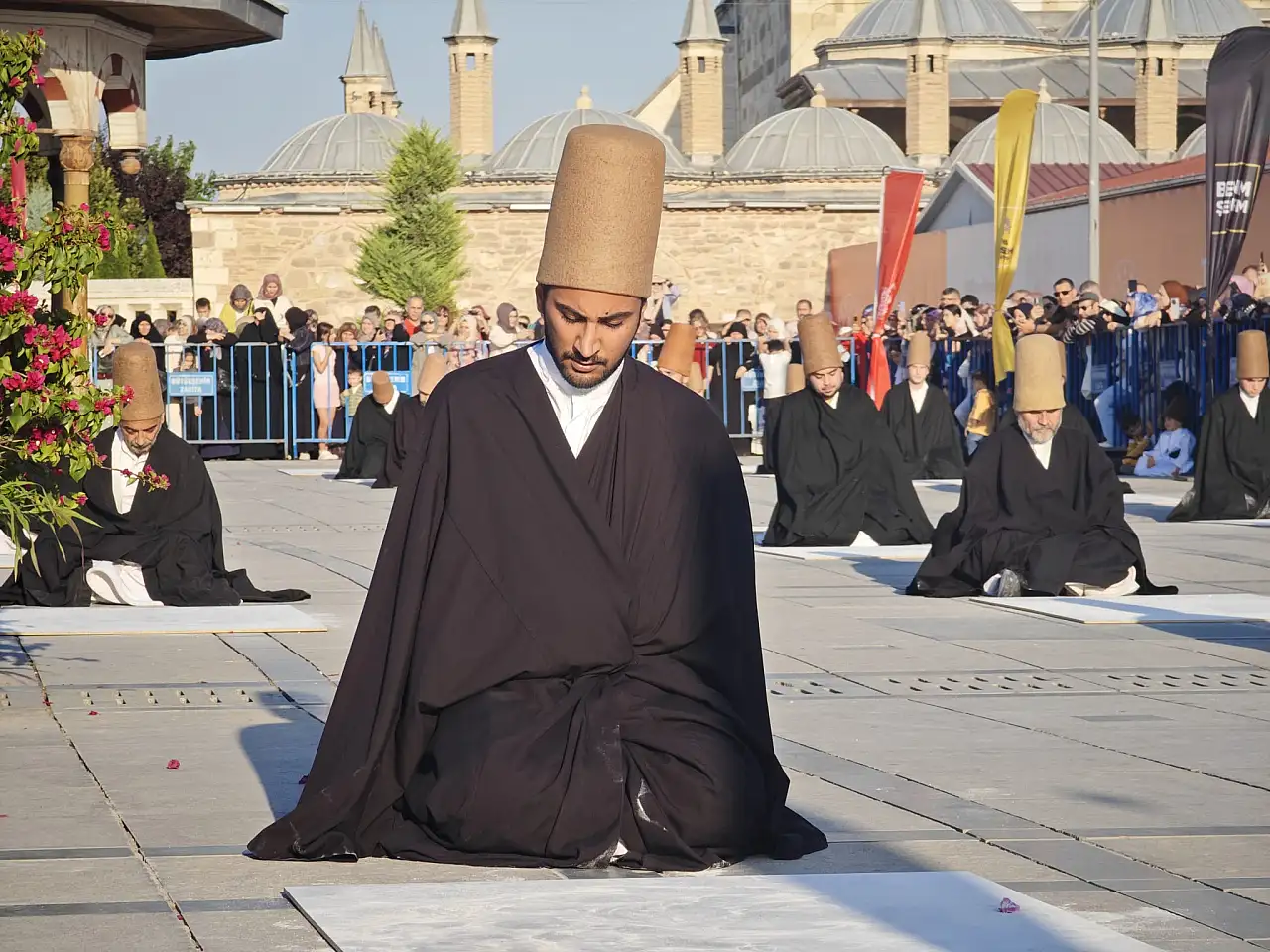 Konya'da mest eden görüntü! 99 semazen aynı anda döndü